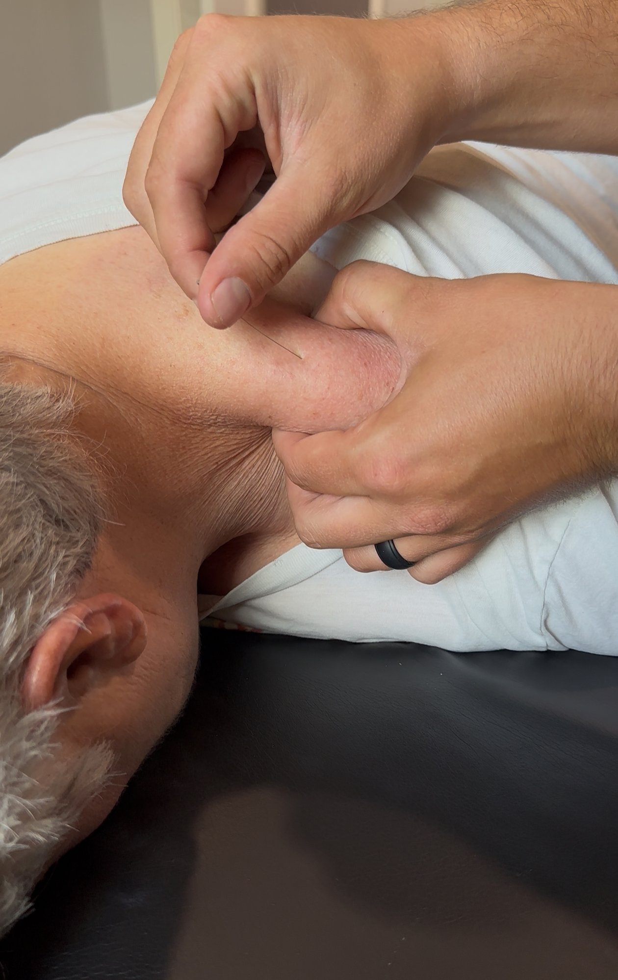 Dr. Clayton Labus performing manual therapy treatment on patient at Maverick Manual Therapy in Alamo Heights, San Antonio